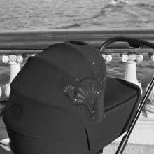 cyb_23_laparisienne_priam_cot_campaignimage_bythewater3_1500x1500_screen_hd